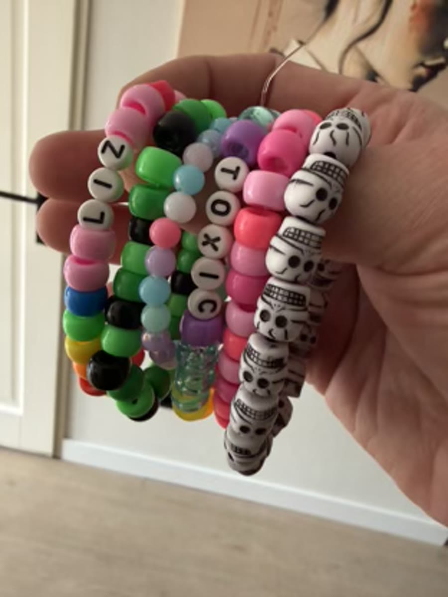 Handmade bead bracelet by LIZEZ Fashion